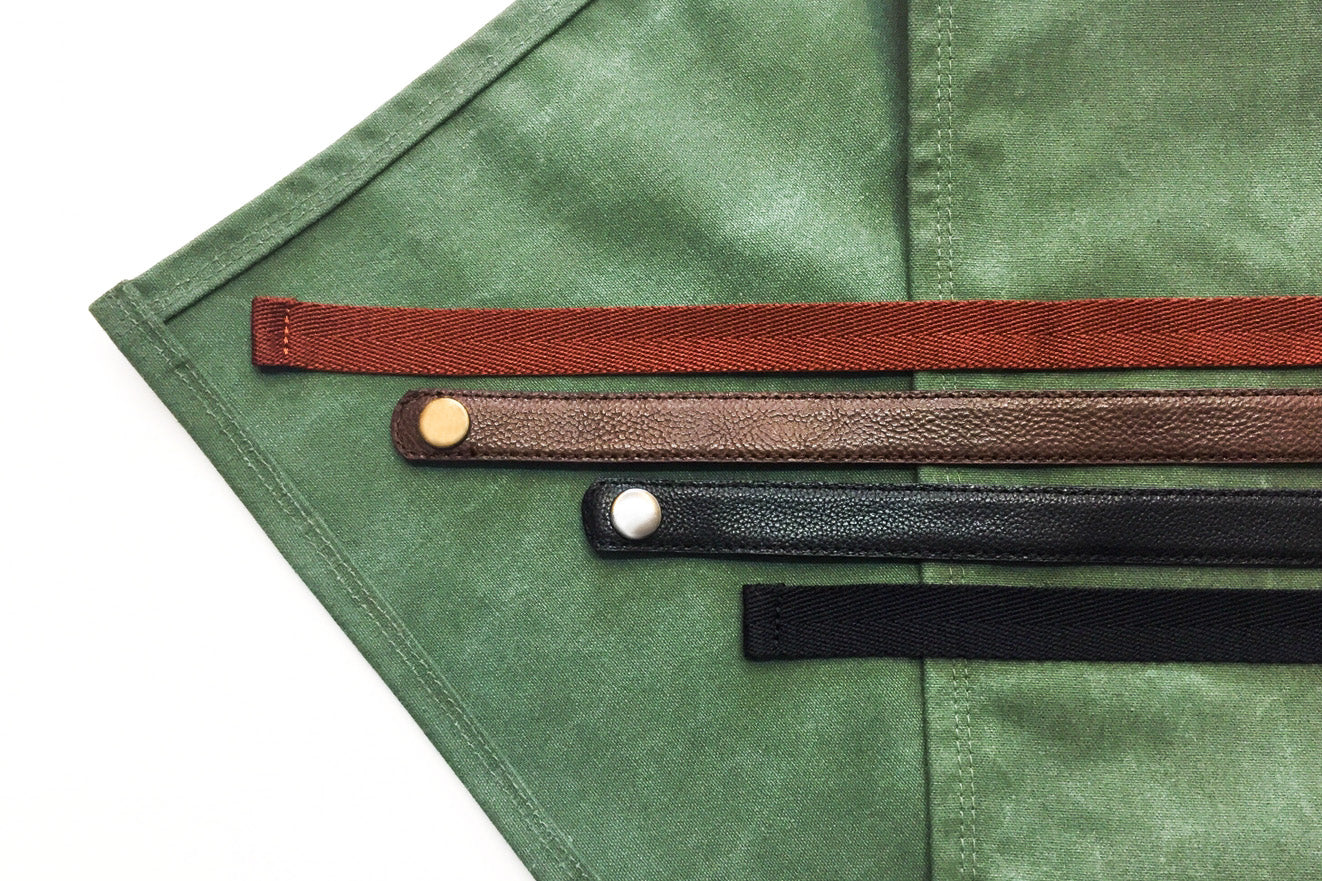12C Cross Back Apron ผ้ากันเปื้อนสายไขว้หลัง (Forest Green , เขียวเข้ม)