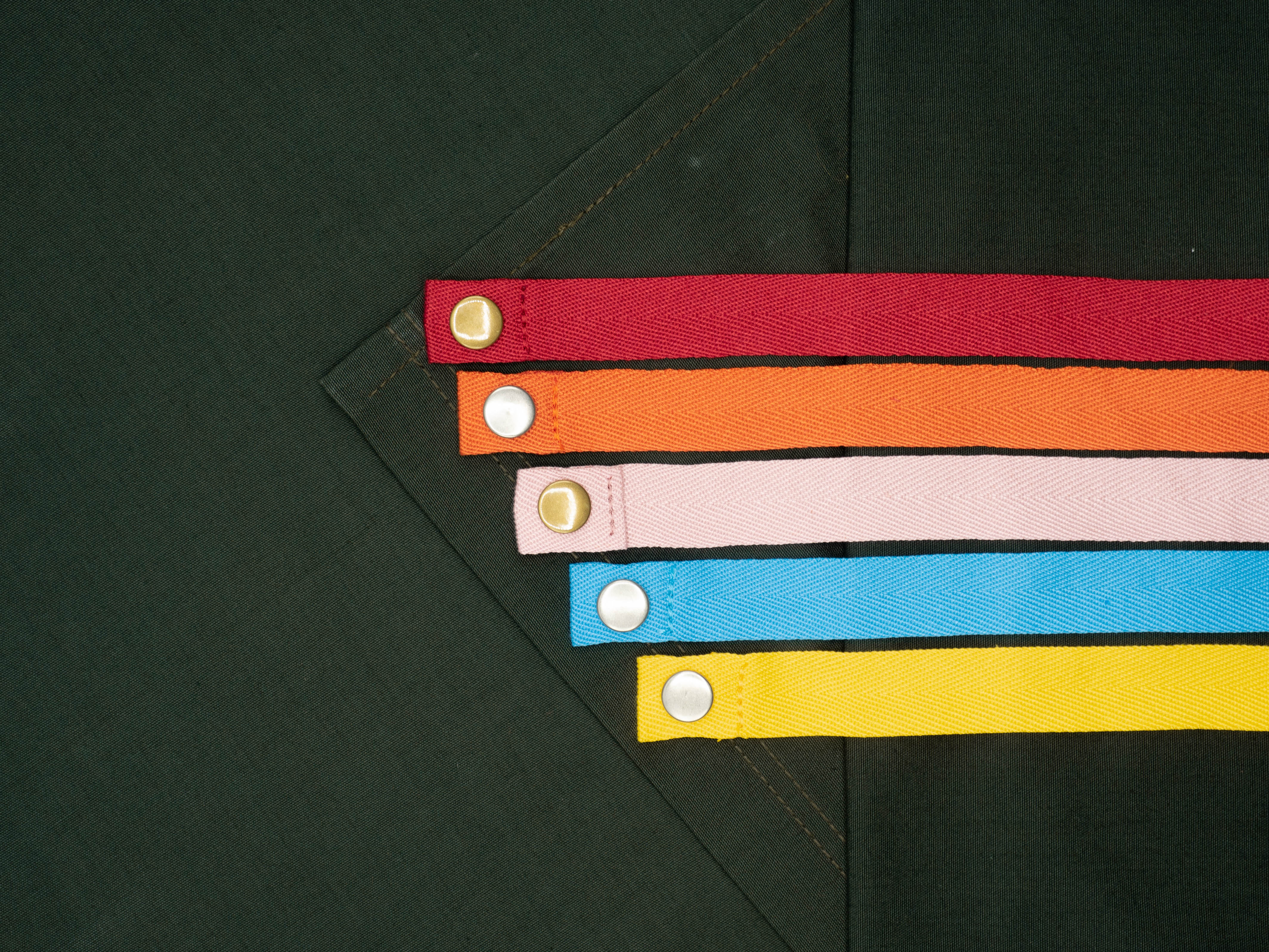 Motion Light Apron (Basil Green, เขียวเข้ม)