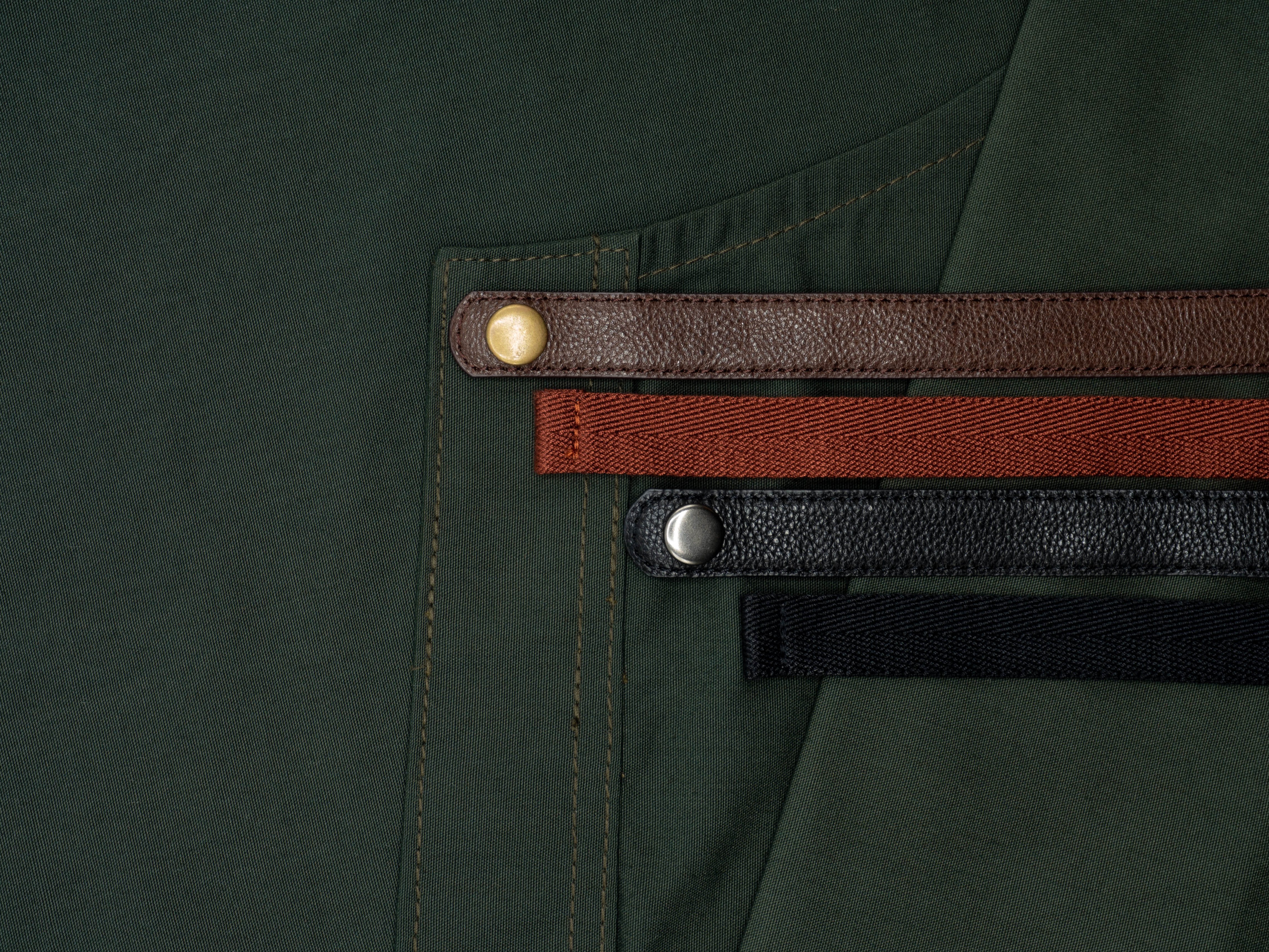 Motion Light Apron (Basil Green, เขียวเข้ม)