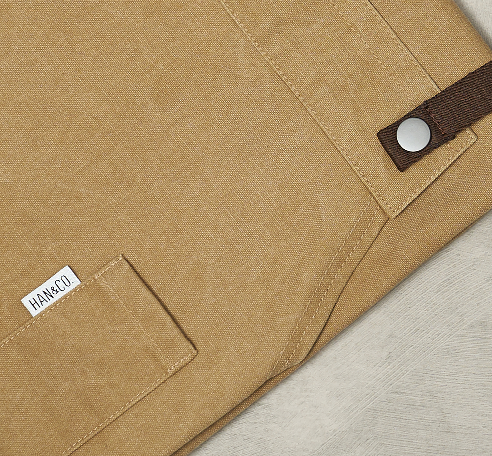 12C Cross Back Apron ผ้ากันเปื้อนสายไขว้หลัง (Latte Brown, น้ำตาลอ่อน)