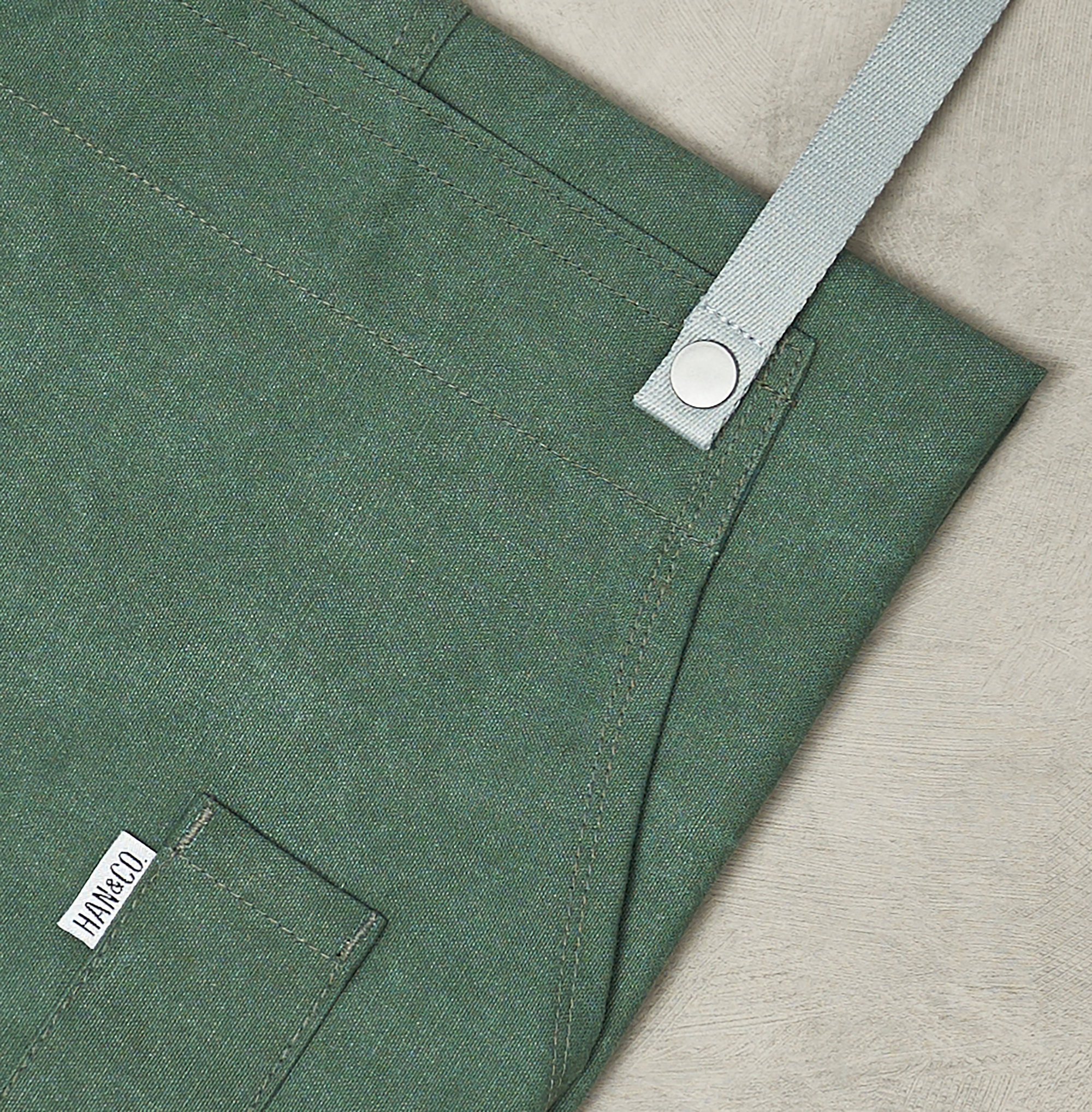 12C Cross Back Apron ผ้ากันเปื้อนสายไขว้หลัง (Forest Green , เขียวเข้ม)