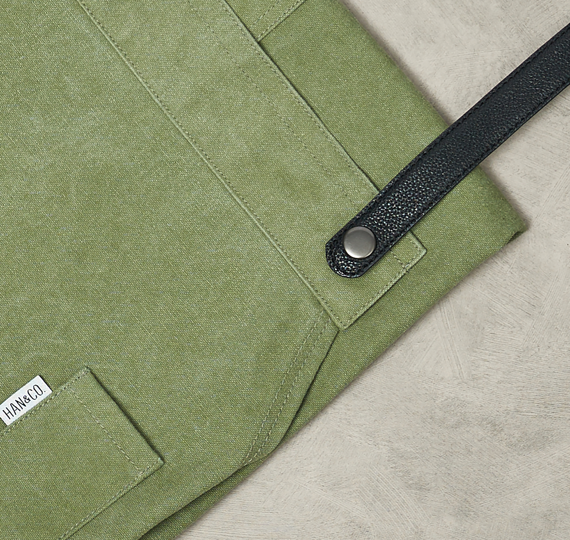 12C Cross Back Apron ผ้ากันเปื้อนสายไขว้หลัง (Grass Green, เขียวอ่อน)